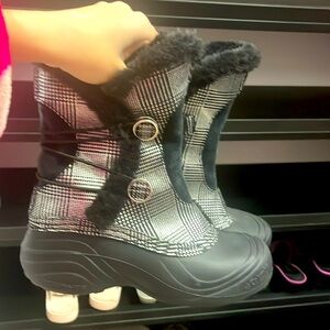 NWOT Columbia Boots Size 7.5!